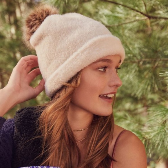 Urban Outfitters Accessories - Urban Outfitters Fuzzy Pompom Beanie